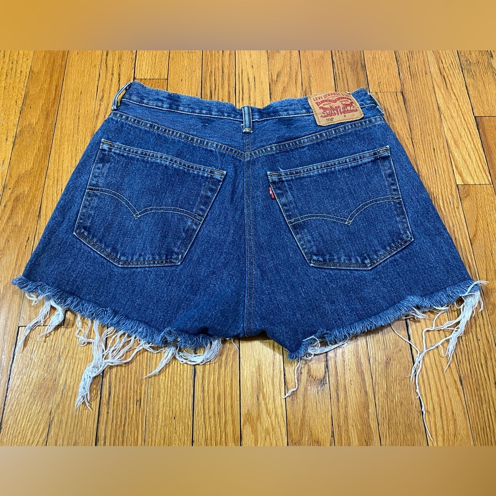 Dark, frayed Levi’s shorts– 100% cotton